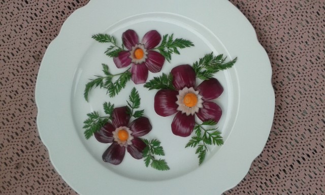 Цветок из лука "Аленький цветочек" для украшения праздничных блюд.