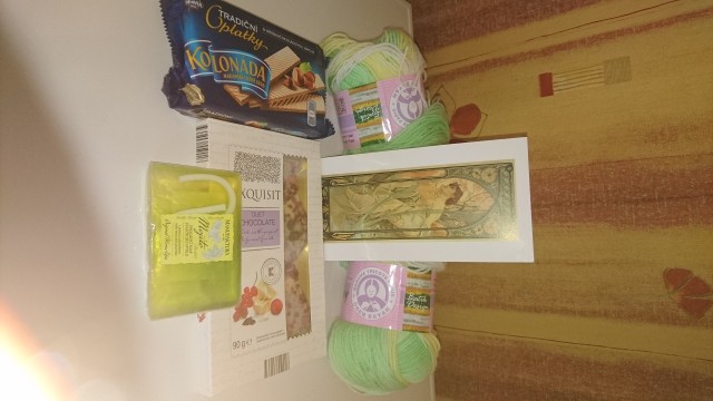 Vot "radost" - Ochen krasivaja vintazhnaja otkrytochka s krasivymi i dobrymi slovami, nitki (obiazatelno sviazhu chto - to krasivenkoje i potom pokazhu vsiem),mylo s zapachom laima i miaty, i konechno sladosti ( vafelki uzhe "izchezli", a shokolad poberegu k dniu mojevo rozhdenije i ugaschiu gostej(poxvastajus). Vot "radost" - Ochen krasivaja vintazhnaja otkrytochka s krasivymi i dobrymi slovami, nitki (obiazatelno sviazhu chto - to krasivenkoje i potom pokazhu vsiem),mylo s zapachom laima i miaty, i konechno sladosti ( vafelki uzhe "izchezli", a shokolad poberegu k dniu mojevo rozhdenije i ugaschiu gostej(poxvastajus).