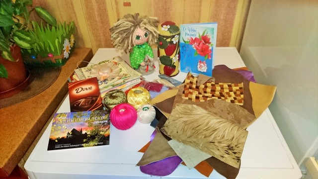 Vo pervyx pismo... Pravdu govoriu, skolko raz chitala, stolko raz byli sliozy na glazax.Moj muzh kazhdyj raz udivliajetsia dobrotoj i serdrchnostju nashyx devochek, dlia nevo takaja teplota serdec slovno chiudo. Kuzenku Irisha zdelala specialno nam s muzhem, chtoby bolshe ne boleli. Takoj klasnyj, s "dredami" i polnym meshkom "zdorovja". A kozhanaja shkatulka dlia chaja (konechno chaj vnutri) - nu prosto shedevr. A moj xomiak celyj den tolkio i radovalsa bogatsvom - kucha salfetok dlia dekupazha, biser, i kozha (takoj dazhe i nevydela nikogda), shiolkovyje nitki. shokoladka i otkrytki - pozdravitelnaja i s foto Kaliningrada (byla kogda- to v etom chudestnom orodie neskolko raz, takzhe i Svetlogorskie). Nu kak, "malenkij" podarochek... Vo pervyx pismo... Pravdu govoriu, skolko raz chitala, stolko raz byli sliozy na glazax.Moj muzh kazhdyj raz udivliajetsia dobrotoj i serdrchnostju nashyx devochek, dlia nevo takaja teplota serdec slovno chiudo. Kuzenku Irisha zdelala specialno nam s muzhem, chtoby bolshe ne boleli. Takoj klasnyj, s "dredami" i polnym meshkom "zdorovja". A kozhanaja shkatulka dlia chaja (konechno chaj vnutri) - nu prosto shedevr. A moj xomiak celyj den tolkio i radovalsa bogatsvom - kucha salfetok dlia dekupazha, biser, i kozha (takoj dazhe i nevydela nikogda), shiolkovyje nitki. shokoladka i otkrytki - pozdravitelnaja i s foto Kaliningrada (byla kogda- to v etom chudestnom orodie neskolko raz, takzhe i Svetlogorskie). Nu kak, "malenkij" podarochek...