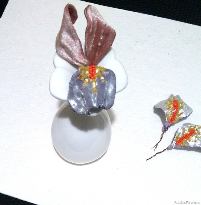 Брошь из бархата "Ирис" Брошь из бархата "Ирис"