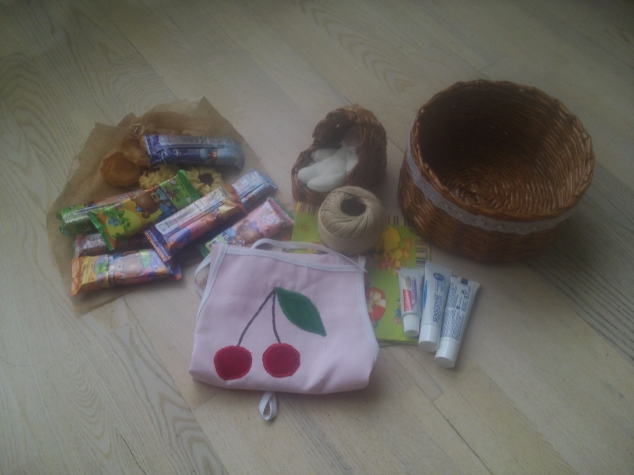 Это все вместе)) Здесь и корзинка плетеная(для моего вязания будет)и люлька с куклой, и фартук, и салфетки, и нитки, и зубная паста, и сладости))))) Это все вместе)) Здесь и корзинка плетеная(для моего вязания будет)и люлька с куклой, и фартук, и салфетки, и нитки, и зубная паста, и сладости)))))