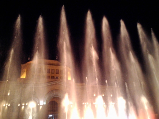 Потрясающий фонтан в Ереване