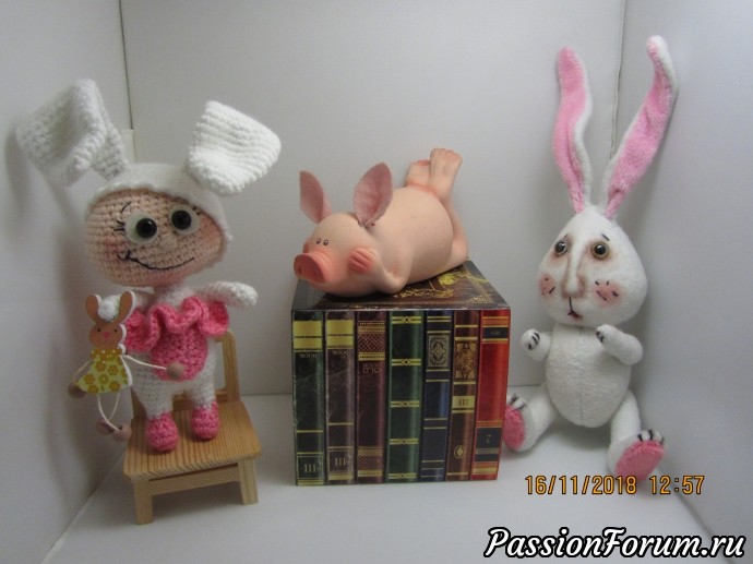 Мини-Бони в костюме зайца и заяц