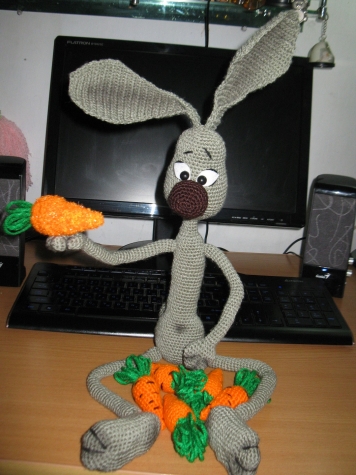 Заяц Степка с морковками.