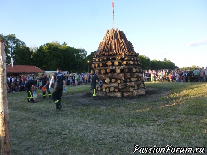 Тут запахло бензином - пожарники поливают поленницу бензином Тут запахло бензином - пожарники поливают поленницу бензином