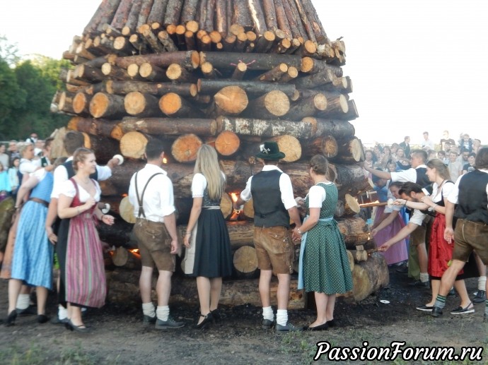Поджигают Поджигают