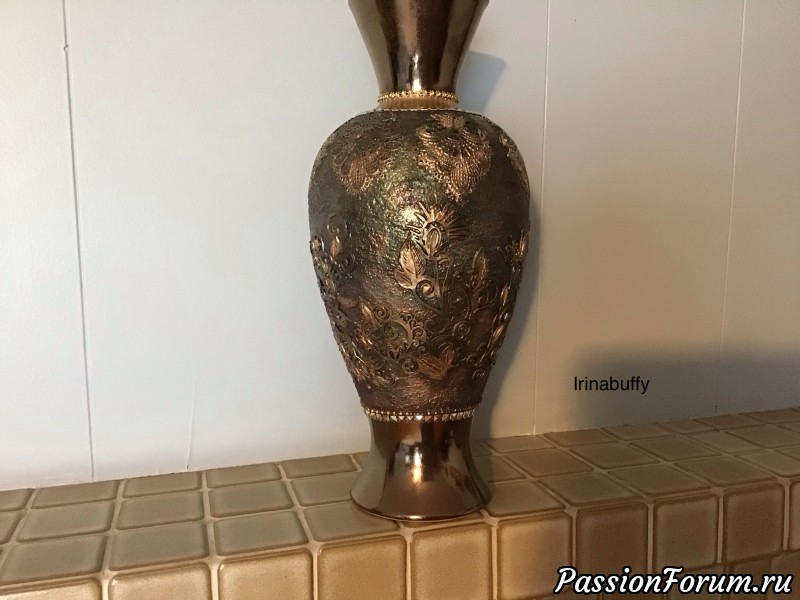 Декор стеклянной вазы.