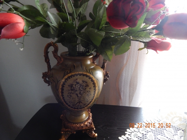 Комплект из часов,вазы,лампы и шкатулки.