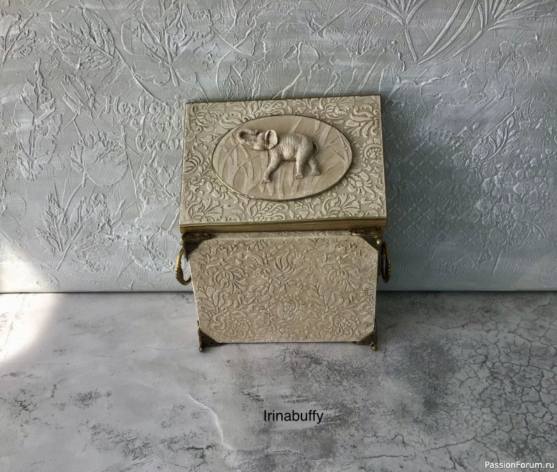 Имитация слоновой кости в декоре шкатулки.