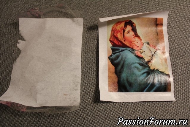С помощью скотча утончила распечатку и прошкурила края наждачкой. Покрыла распечатку лаком 2 раза. С помощью скотча утончила распечатку и прошкурила края наждачкой. Покрыла распечатку лаком 2 раза.