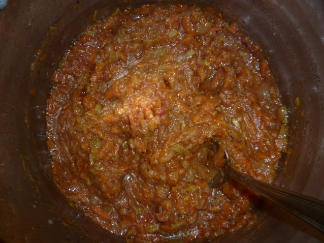 кабачки и морковку на самой крупной терке, крупно порезала лук;
лук с морковью обжарила, добавила кабачок, посолила, потушила, слегка выпарила жидкость, добавила кетчупа и приправок, потушила еще минут 15 кабачки и морковку на самой крупной терке, крупно порезала лук;
лук с морковью обжарила, добавила кабачок, посолила, потушила, слегка выпарила жидкость, добавила кетчупа и приправок, потушила еще минут 15