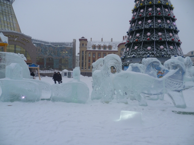 Главная площадь города Ханты-Мансийска в дневном, новогоднем убранстве