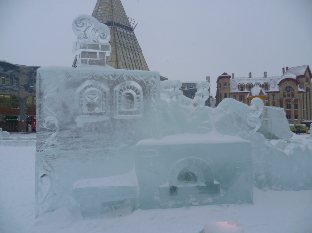 Главная площадь города Ханты-Мансийска в дневном, новогоднем убранстве