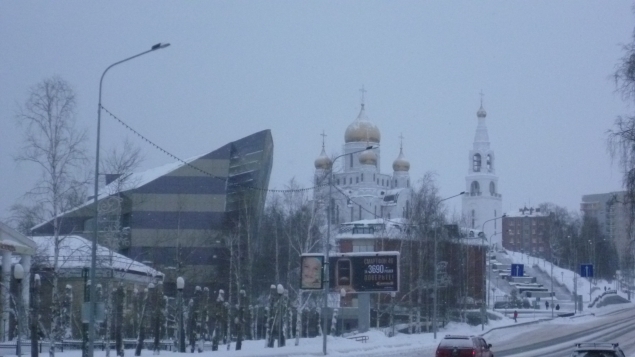 Главная площадь города Ханты-Мансийска в дневном, новогоднем убранстве