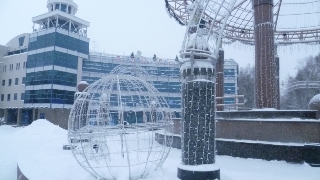 Главная площадь города Ханты-Мансийска в дневном, новогоднем убранстве