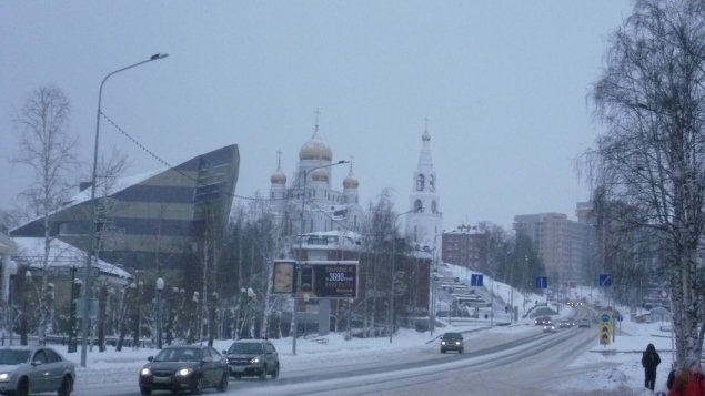 Главная площадь города Ханты-Мансийска в дневном, новогоднем убранстве