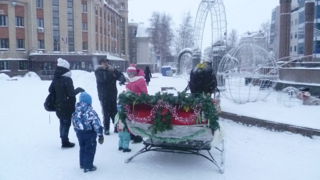 Главная площадь города Ханты-Мансийска в дневном, новогоднем убранстве