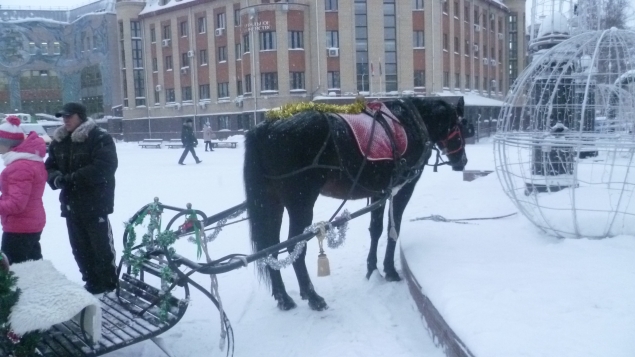 Главная площадь города Ханты-Мансийска в дневном, новогоднем убранстве