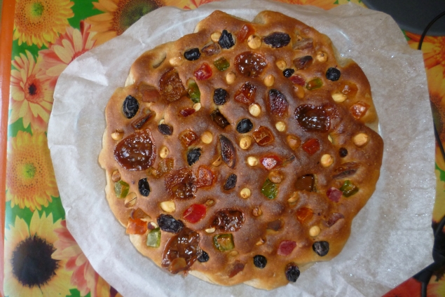 Вот и ржаная коврижечка с цукатами, сухофруктами и орехами, еще горячая с пылу-жару и милости прошу на совместный чай! Вот и ржаная коврижечка с цукатами, сухофруктами и орехами, еще горячая с пылу-жару и милости прошу на совместный чай!