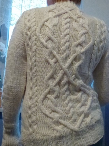 Несколько свитеров с арановым узором