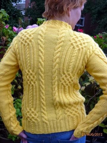 Несколько свитеров с арановым узором