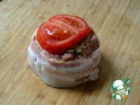 Наполним сумочку жареными шампиньонами.
Сверху дадим кружок помидора. Наполним сумочку жареными шампиньонами.
Сверху дадим кружок помидора.
