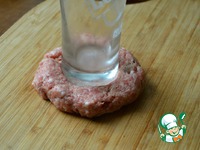 Ровно посередине мясной лепешки поставим стакан. В данном случае
бокал для пива 6 см в диаметре.
Желательно дно бокала намочить в холодной воде Ровно посередине мясной лепешки поставим стакан. В данном случае
бокал для пива 6 см в диаметре.
Желательно дно бокала намочить в холодной воде