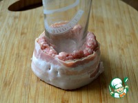 Обвернем наш фарш беконом. Если бекон короткий, можете обвернуть 2 раза. Обвернем наш фарш беконом. Если бекон короткий, можете обвернуть 2 раза.