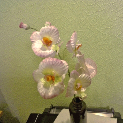 веточка орхидеи из шелка.