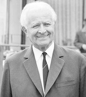 Людвиг Свобода. С 1968 по 1975 был президентом Чехословакии.
Маршал Советского Союза И.С.Конев в своих мемуарах давал высокую оценку Свободе как командиру. При этом Конев отмечает, что личная храбрость Свободы иногда мешала ему, и вместо руководства боем
соединения, Свобода иногда участвовал в бою как рядовой автоматчик. Людвиг Свобода. С 1968 по 1975 был президентом Чехословакии.
Маршал Советского Союза И.С.Конев в своих мемуарах давал высокую оценку Свободе как командиру. При этом Конев отмечает, что личная храбрость Свободы иногда мешала ему, и вместо руководства боем
соединения, Свобода иногда участвовал в бою как рядовой автоматчик.