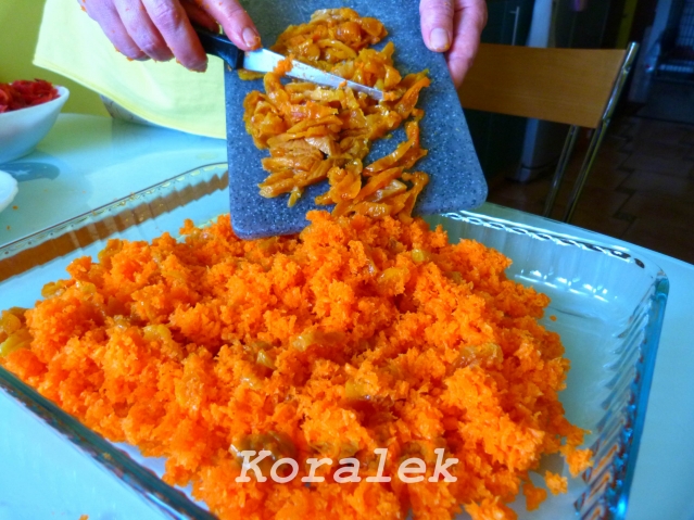 Перемешиваем курагу и морковь. Перемешиваем курагу и морковь.