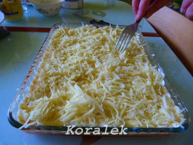 Сыр распределяете на морковку с майонезом. И опять покрываете майонезом. Сыр распределяете на морковку с майонезом. И опять покрываете майонезом.