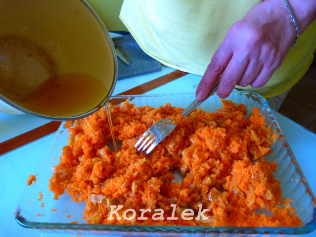 Сейчас морковь уже не сочная, поэтому можно добавить немного сока от кураги. Сейчас морковь уже не сочная, поэтому можно добавить немного сока от кураги.