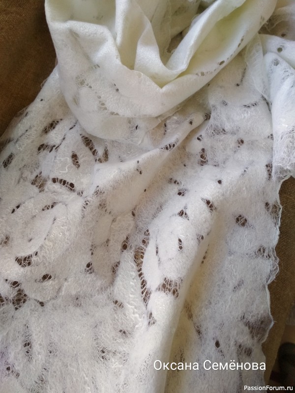 Валяный шарф "Снежные розы"