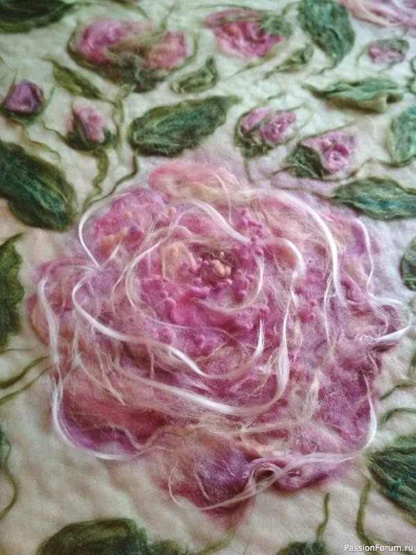Валяная подушка "Винтажные розы"