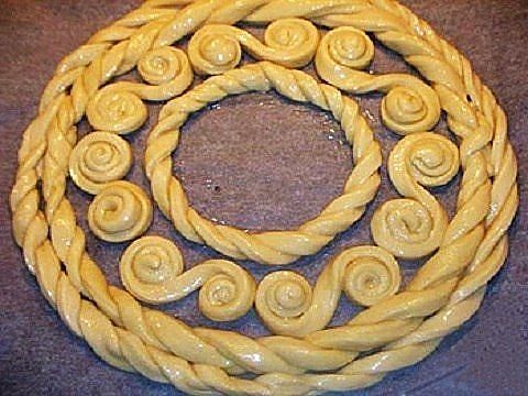 Украшение пирога в из теста