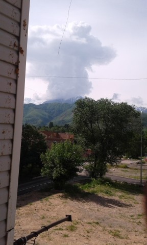 облако напоминает взрыв вулкана.. облако напоминает взрыв вулкана..