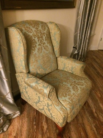 Старое кресло, обивка новая.