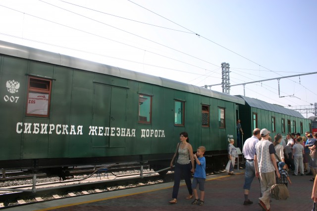 Пассажирский вагон III класса 30-х годов и чуть дальше - вагон I класса 1910-х годов. Внешне они мало отличаются друг от друга. Пассажирский вагон III класса 30-х годов и чуть дальше - вагон I класса 1910-х годов. Внешне они мало отличаются друг от друга.