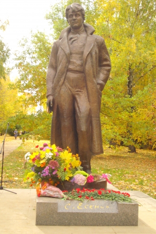 "У Есенина день рождения..." Празднования в Константинове.