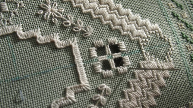 Теперь вышиваем паучки Woven Wheel Spokes. Теперь вышиваем паучки Woven Wheel Spokes.