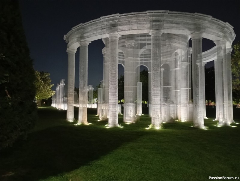 Вечерняя прогулка по парку.