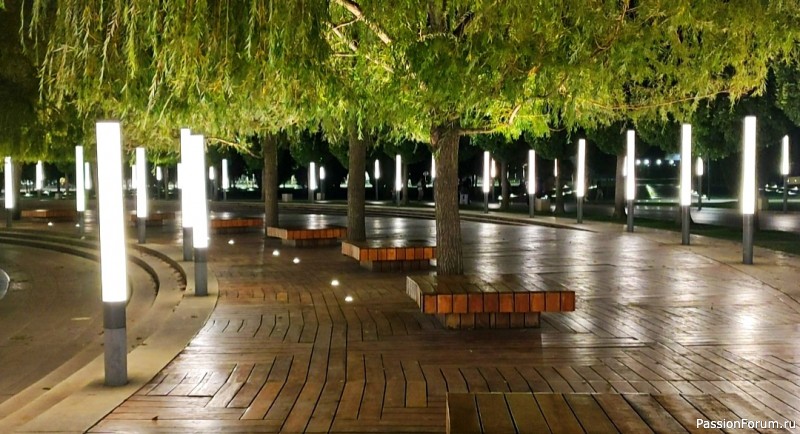 Вечерняя прогулка по парку.