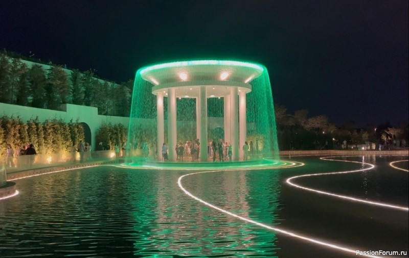 Вечерняя прогулка по парку.