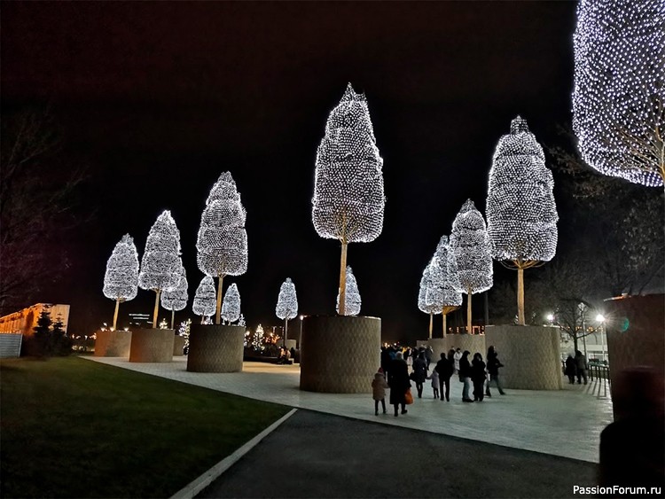 Вечерняя прогулка по парку.