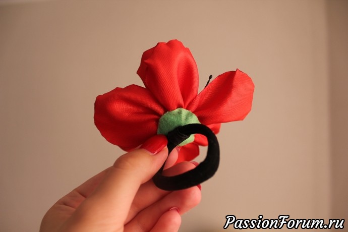 Мак из атласных лент на резинке для волос, МК