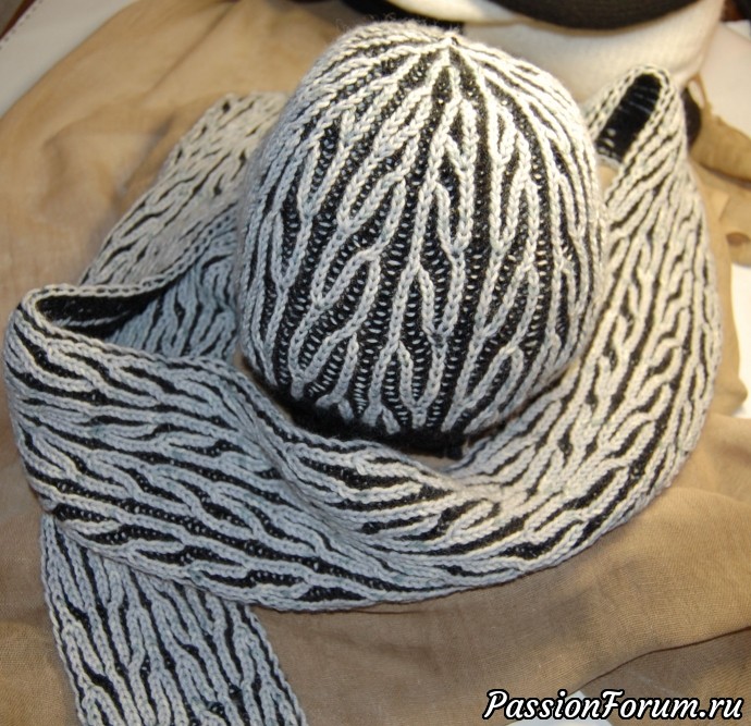Комплекты, шапки, шарфы связаны спицами в стиле бриошь.
