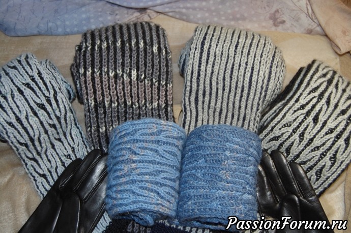 Комплекты, шапки, шарфы связаны спицами в стиле бриошь.