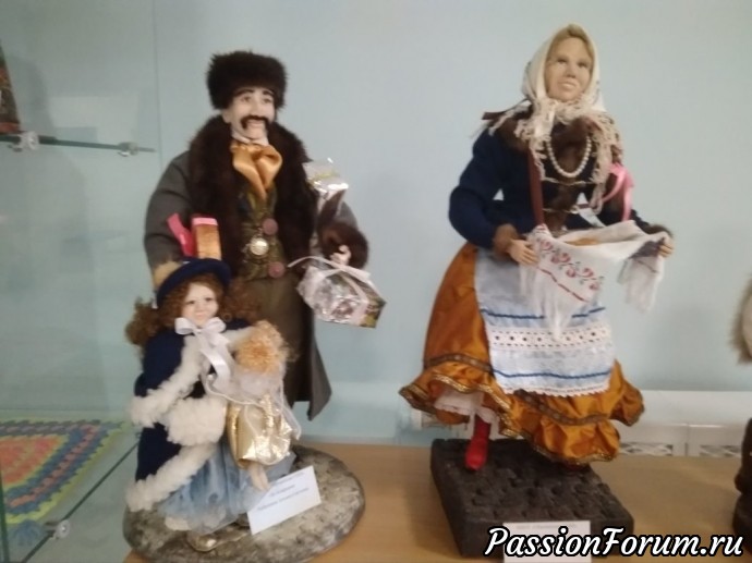 Выставка в школе (куклы)