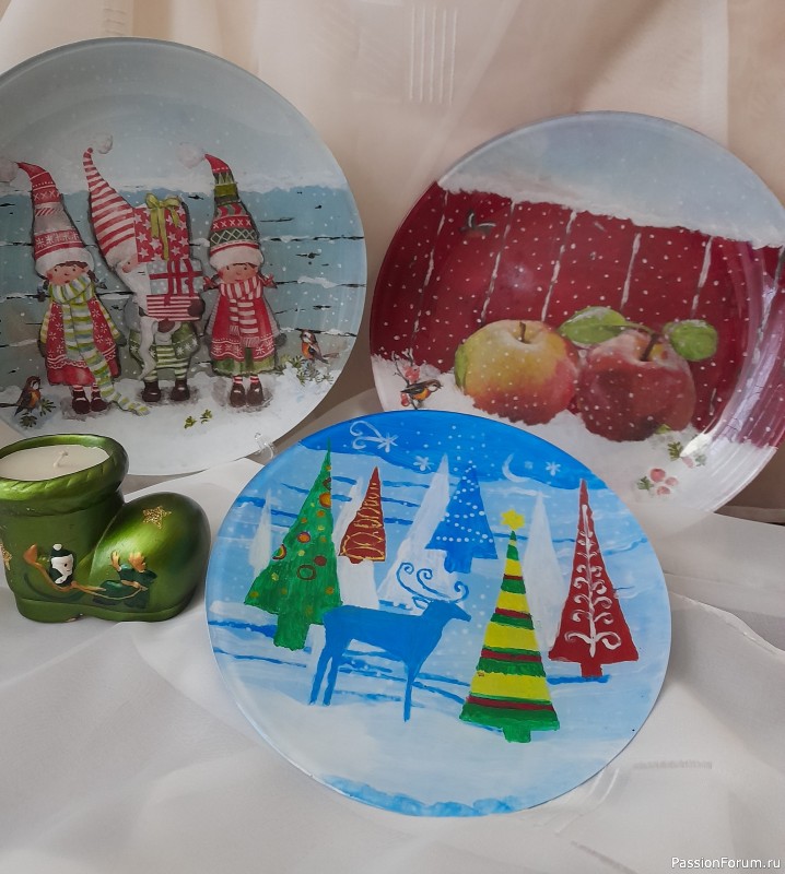 Яблоки на снегу и другие тарелочки к Новому году- обратный декупаж и роспись по стеклу.